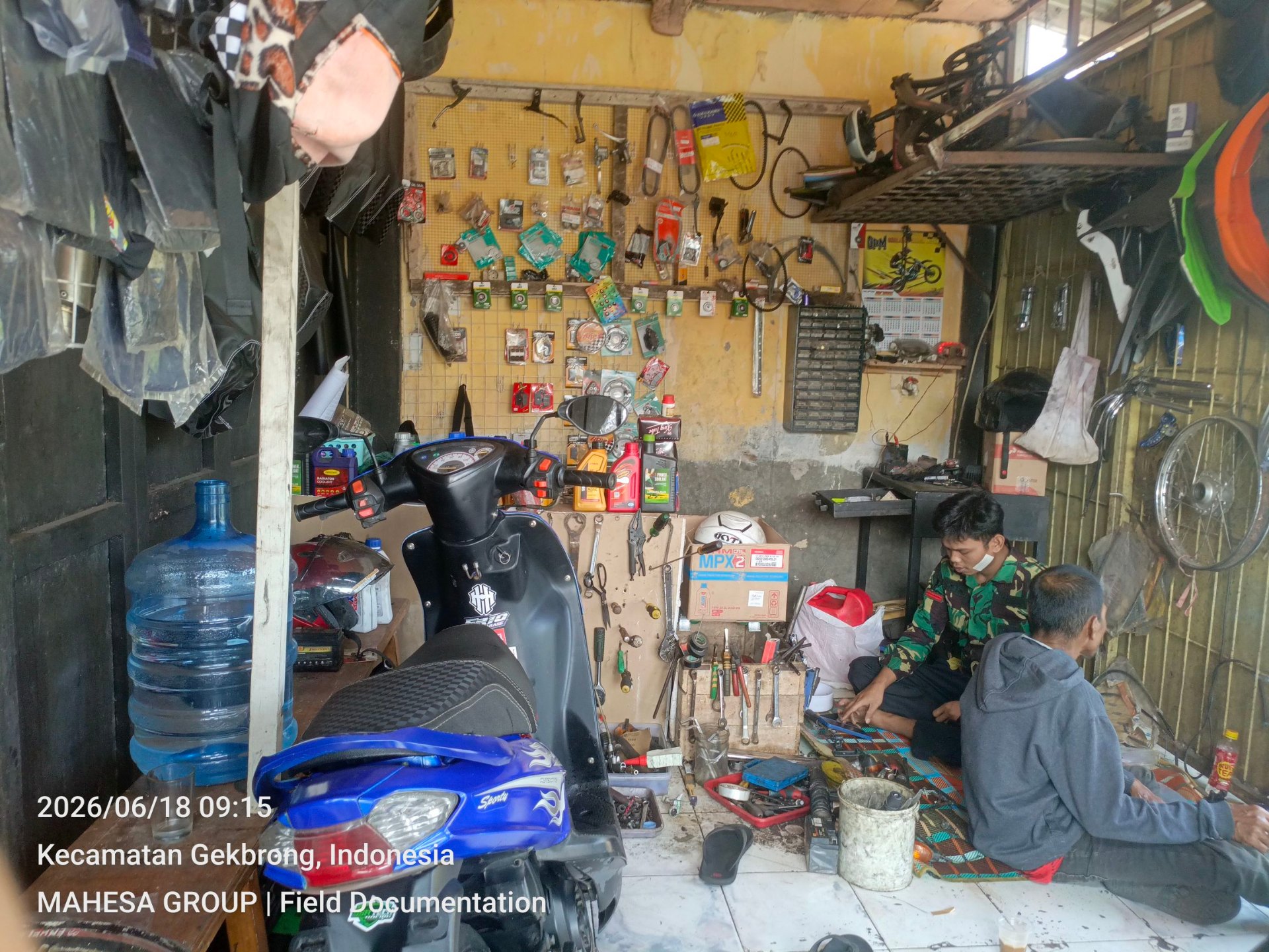 Tim 2ND Garage menangani servis motor pelanggan