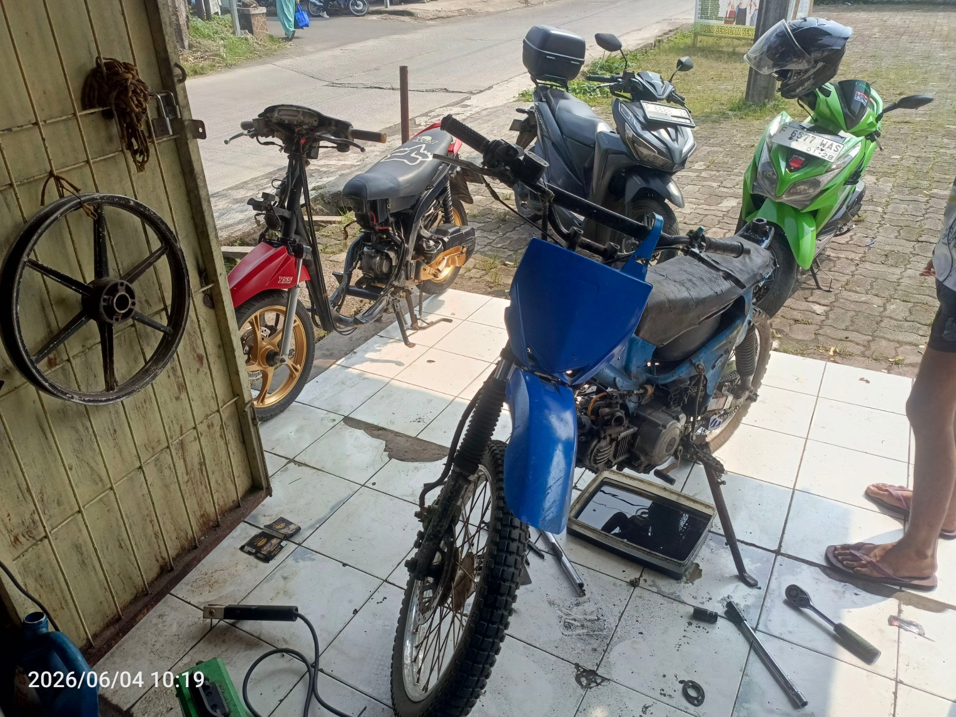 Antrian motor pelanggan: matic, bebek, trail