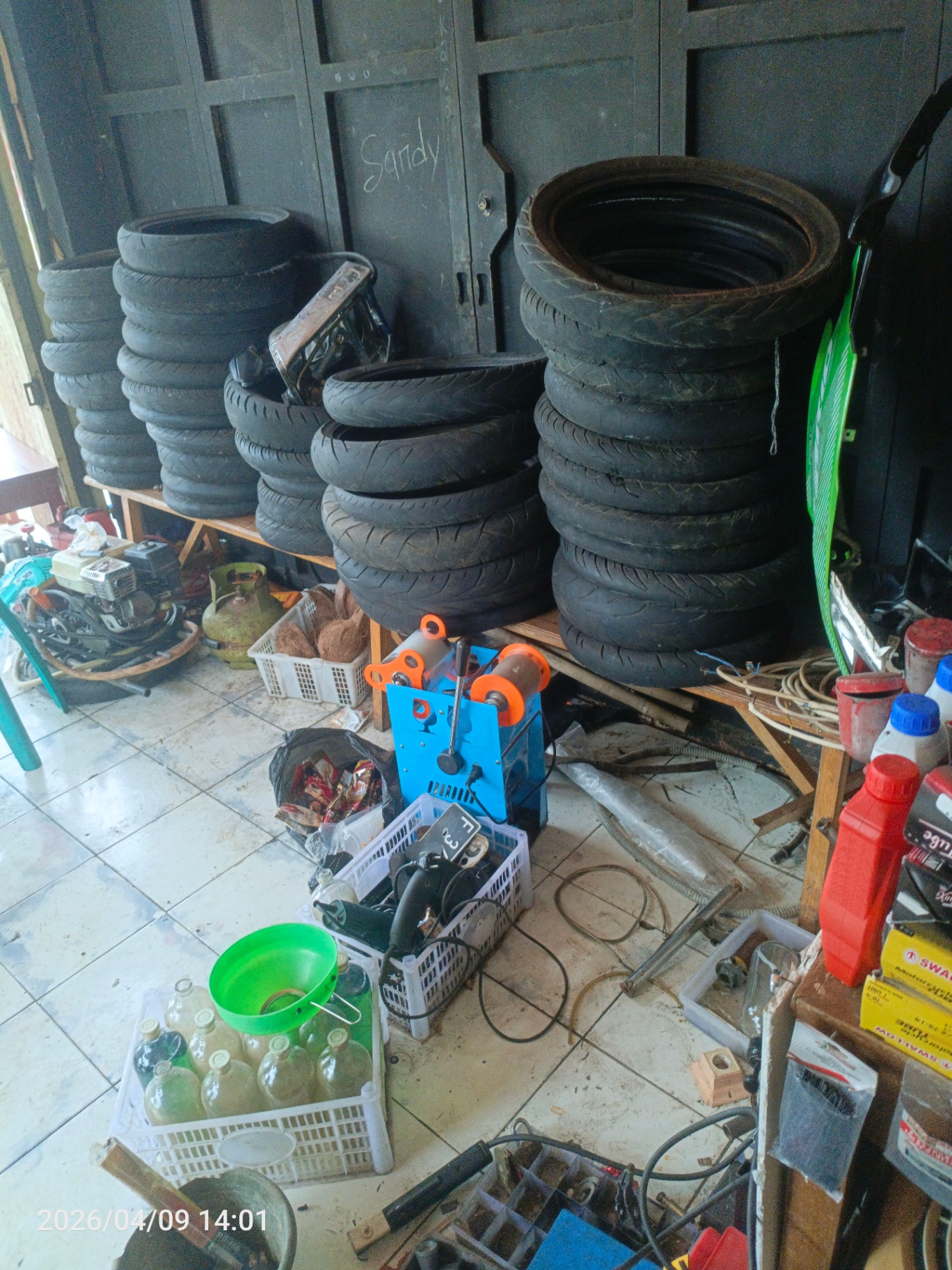 Stok ban motor lengkap & mesin tire changer untuk ganti ban