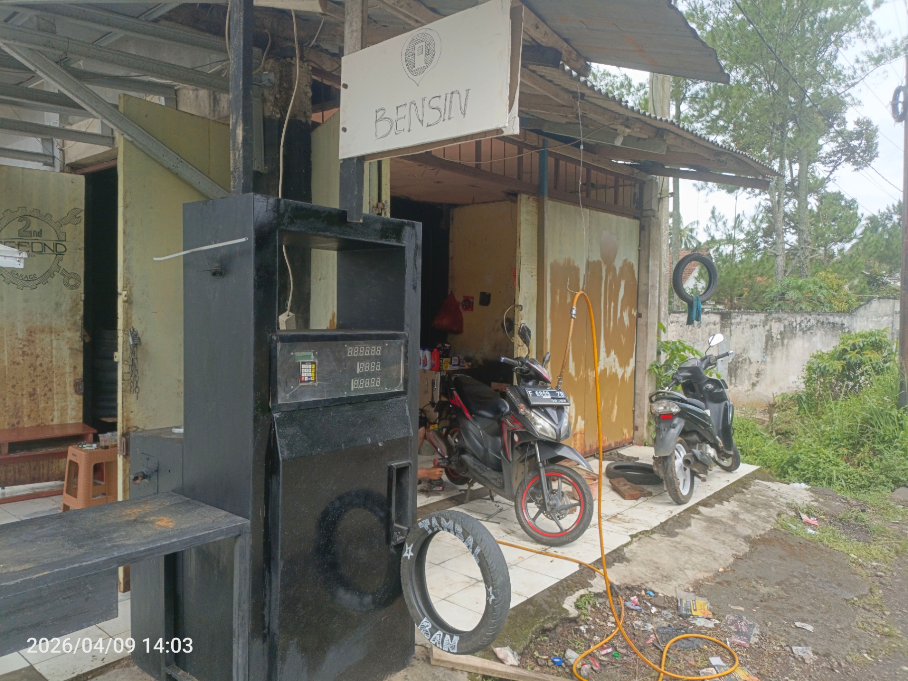Pom mini isi bensin di depan 2ND Garage