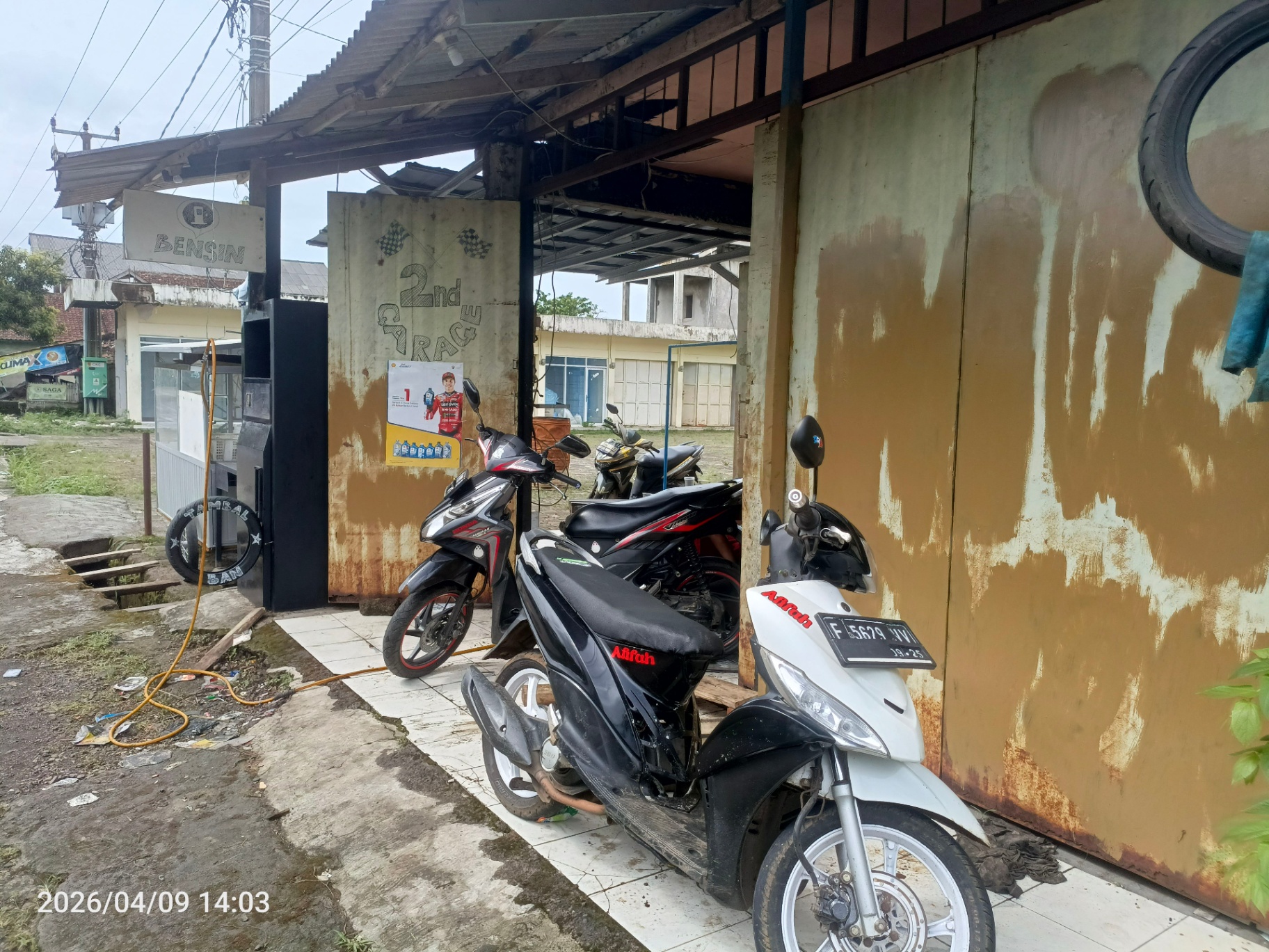 Area depan bengkel dan jalur masuk kendaraan pelanggan