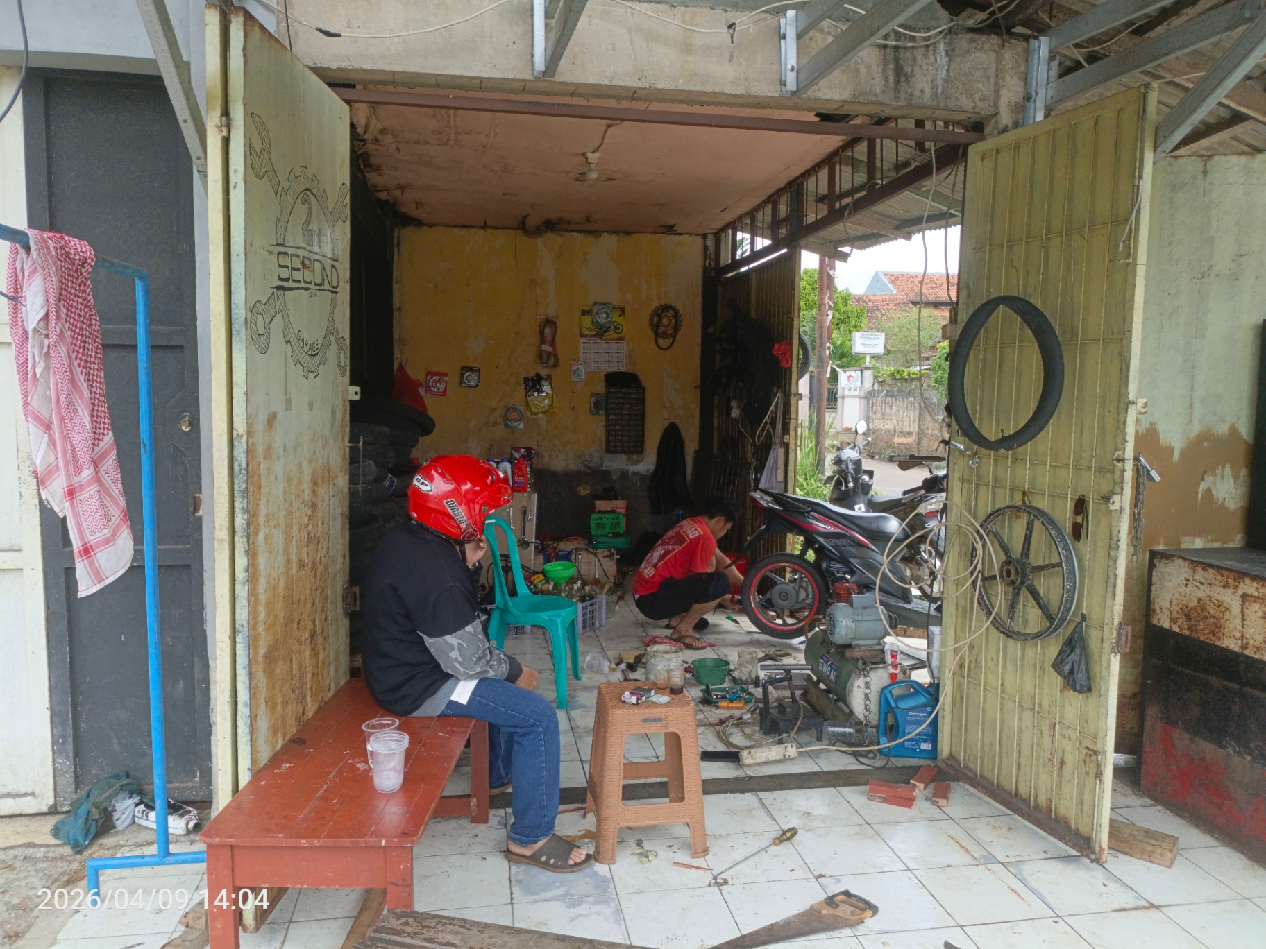 Suasana bengkel saat pelanggan menunggu dan motor ditangani