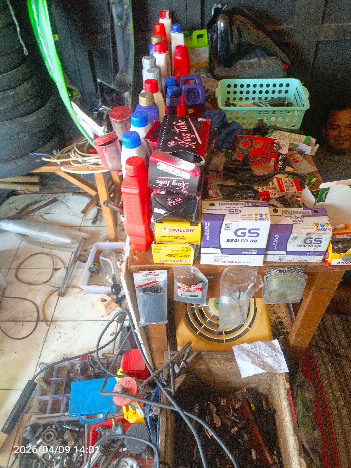 Stok oli, aki GS, dan sparepart harian di bengkel